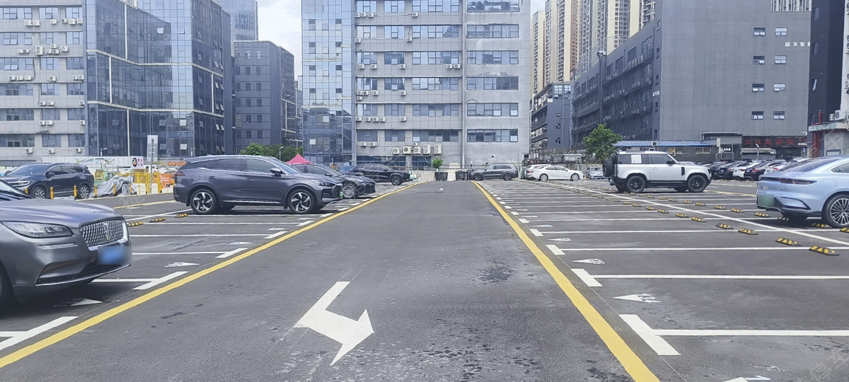 正在上传... 云力中心停车场-2(水平拉直).jpg